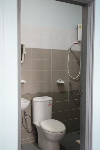 a bathroom with a toilet and a shower at โรงแรมยุติชัย in Prachuap Khiri Khan