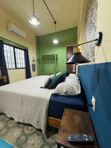 a bedroom with a bed and a table and a lamp at Casa MARTINA in Villahermosa