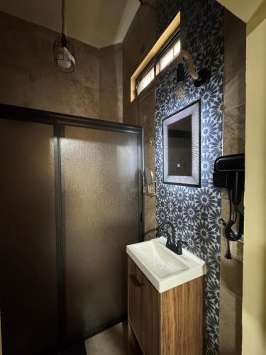 a bathroom with a sink and a shower at Casa MARTINA in Villahermosa