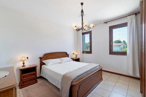 a bedroom with a bed and a window at Fattoria I Canarini - Biolago in Fossalta di Piave