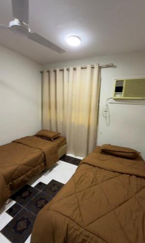 a room with two beds in a room at ضيوف الخريف in Salalah