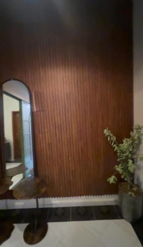 a room with a mirror and a wooden wall at ضيوف الخريف in Salalah