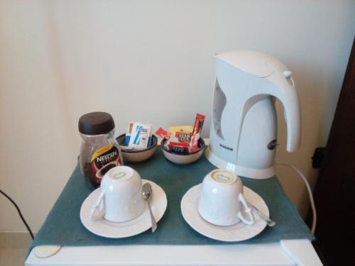 una macchinetta del caffè e due tazze su un bancone di b&b Cupole e Campanili a Napoli