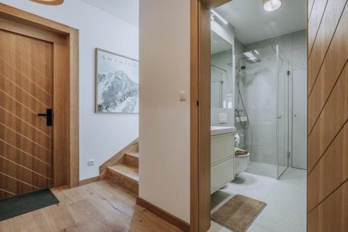 a bathroom with a walk in shower and a toilet at Matygowa Osada in Gliczarów Górny