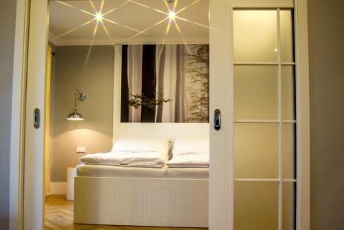 a bedroom with a bed in a room at Spa Hotel Garni Löwenstein in Konstantinovy Lázně