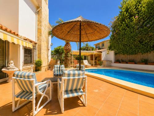Planta baja independiente en villa con piscina