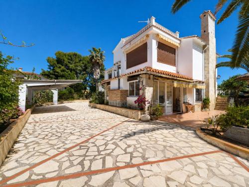 Planta baja independiente en villa con piscina