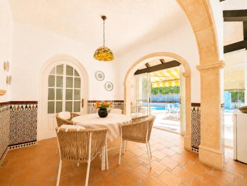 Planta baja independiente en villa con piscina