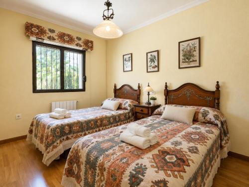 Planta baja independiente en villa con piscina