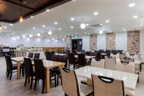 a dining room with tables and chairs at 씨뷰 호텔 in Naedo-dong