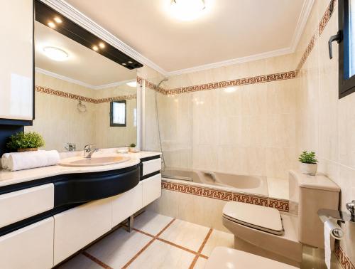 Planta baja independiente en villa con piscina