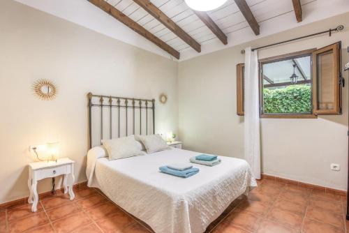 a bedroom with a bed and a window at Casa Villazo 1 in Málaga