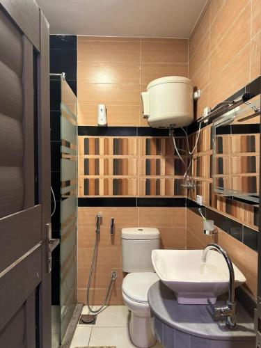 a bathroom with a toilet and a sink at Sea View 4Bedroom Villa wz Jacuzzi Mountain View Ras Elhikma in Ras Elhekma