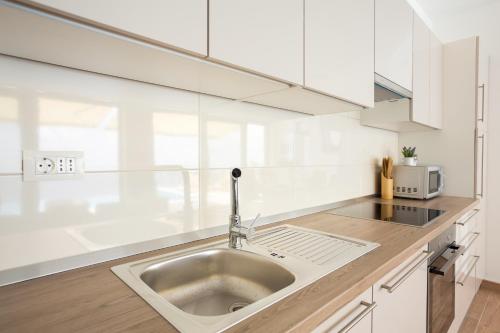 una cucina con lavello e microonde di Hedera Estate, Villa Hedera VI a Dubrovnik