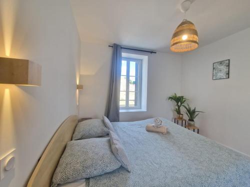 a bedroom with a bed and a window at Gite De Sandra #Confort in Olby