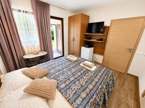 a bedroom with a bed with two towels on it at Apartment Alee in Lesce