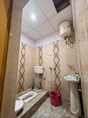 a bathroom with a toilet and a sink at DANGWAL HoTEL in Srīnagar