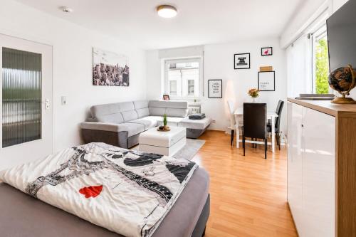 a bedroom with a bed and a living room at Charmante Stadtwohnung im Zentrum in Wiesbaden