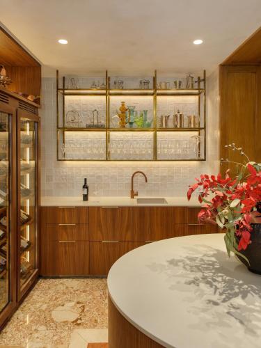 eine Küche mit Spüle und Arbeitsfläche in der Unterkunft Hotel Duran in Figueres
