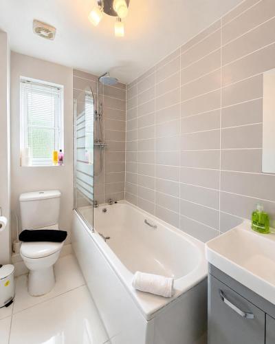a bathroom with a tub and a toilet and a sink at 2BR House By Cozy Quarters Property Management Contractors Accommodation Spennymoor With Parking in Spennymoor