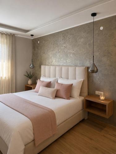 ディヴァーチャにあるVilla Loryの大きな白いベッドと枕のある寝室