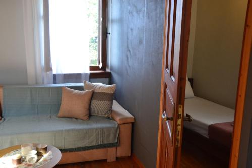 a small room with a couch and a table at Coralia Nest Studio in Glossa