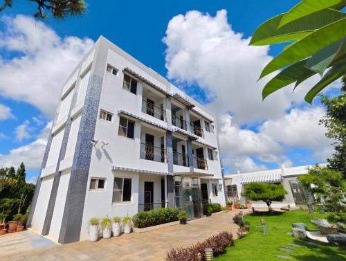 a white apartment building with a courtyard at 好室行旅House inn 金門大學旁 近市區 in Jinning