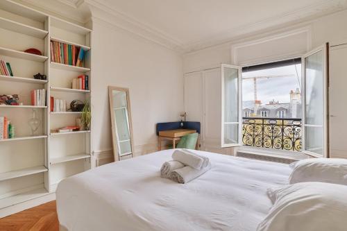 Parisian 2BR flat 100m to Notre Dame & Pantheon