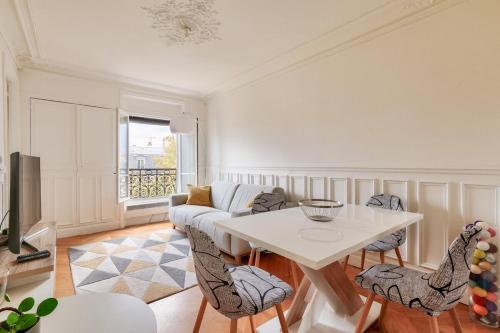 Parisian 2BR flat 100m to Notre Dame & Pantheon