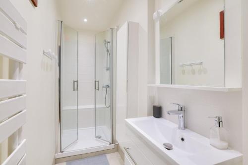 Parisian 2BR flat 100m to Notre Dame & Pantheon