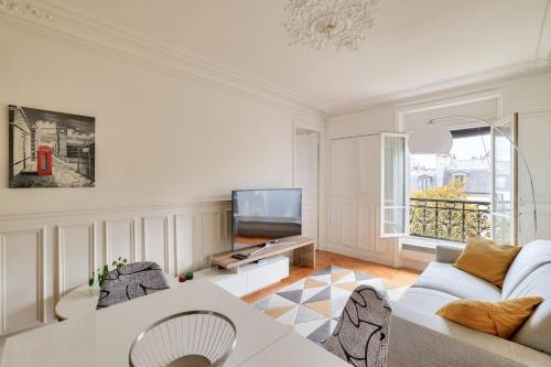 Parisian 2BR flat 100m to Notre Dame & Pantheon