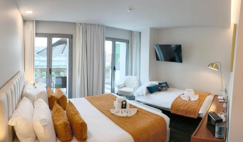 a hotel room with two beds and a tv at 262 Boutique Aliados in Porto