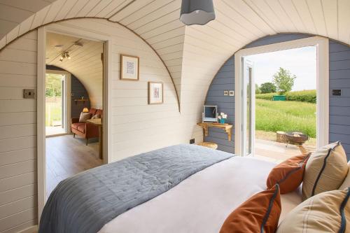 a bedroom with an arched doorway with a bed in it at Waters Edge Cabin in Helmsley