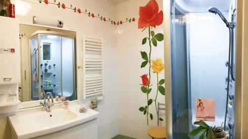 a bathroom with a sink and a shower at Suite indépendante de 66m2 tout confort et calme in Villefranche-de-Rouergue