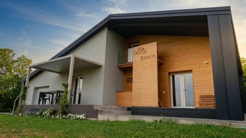 ein Haus mit einem Schild an der Seite in der Unterkunft Dolce Bosco in Montebelluna