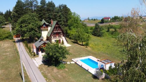an aerial view of a house with a swimming pool at Apartman Brezuljak Banja Luka Cokorska polja in Macanovići