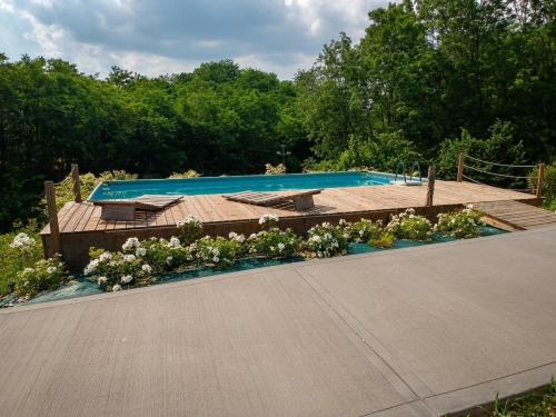 ein Schwimmbad und ein Garten mit Blumen in der Unterkunft Dolce Bosco in Montebelluna