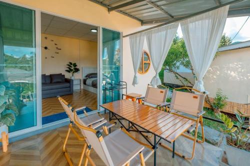 a dining room with a table and chairs at Bansuanariya บ้านสวนอริยะ in Ban Na Yang