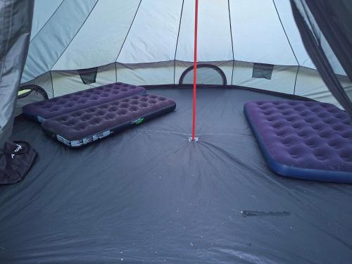 two beds inside of a tent at Frifelt Kro Almost Glamping telt in Frifelt