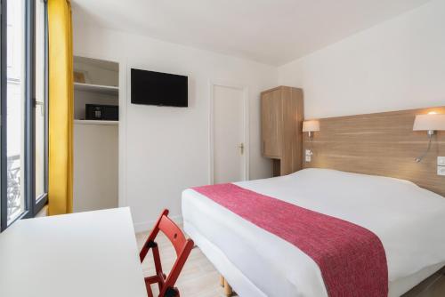 a hotel room with a bed and a tv at Paris Hostel in Paris