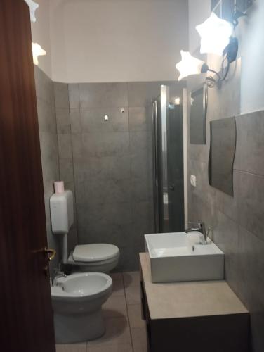 a bathroom with a toilet and a sink at Alice House in Arceto