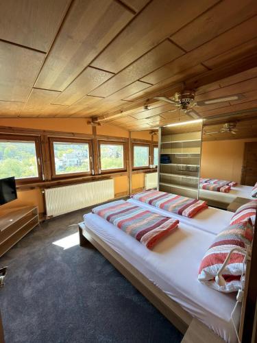 a bedroom with two beds in a room at Gasthaus Trifelsblick in Wernersberg