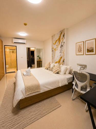 a bedroom with a bed and a desk and a chair at Apartment Phuket Old Town Fast Wifi Netflix Pool Gym Cityview in Phuket