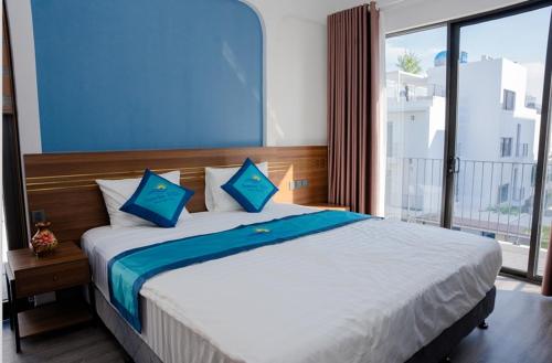 a bedroom with a large bed with a large window at Sunrise Villa BT09-A02 Vlasta Sam Son in Trương Tần