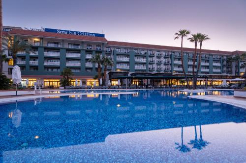 a large swimming pool in front of a hotel at Smy Isla Cristina in Isla Cristina