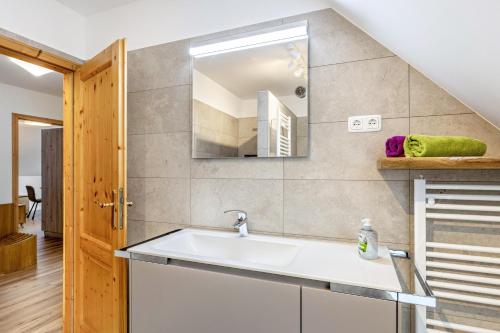 a bathroom with a sink and a mirror at Zeitlos Wriezen 2 in Wriezen