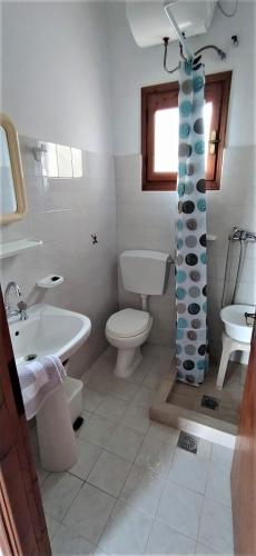 a bathroom with a toilet and a sink at Vigla in Spartià