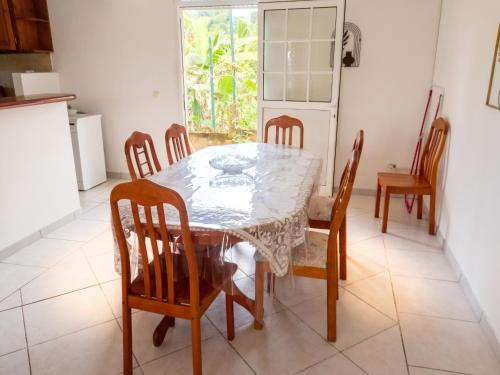 a dining room with a table and chairs at Appartement 3 chambres à Ducos in Ducos