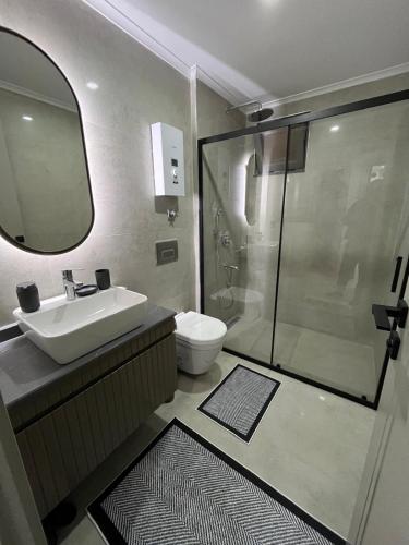 a bathroom with a toilet and a sink and a shower at Liza Evren Sitesi in Manavgat