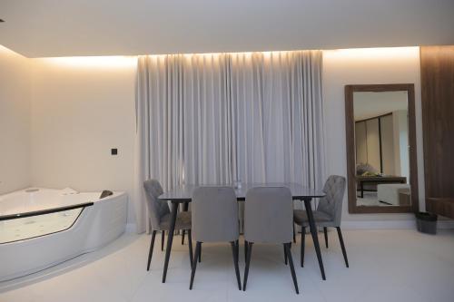 a dining room with a table and chairs and a mirror at شاليهات واجهة الشفا in Taif